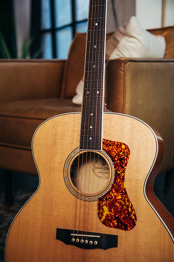 GUILD（ギルド）ジャンボサイズ　F-250E　Deluxe　PU搭載 Guild F-250E Deluxe Jumbo Acoustic-Electric Guitar - Blonde