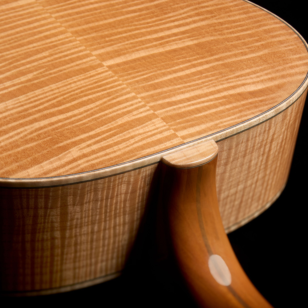 Close-up of VR1 F-40 Au Naturel neck heel and back thumb