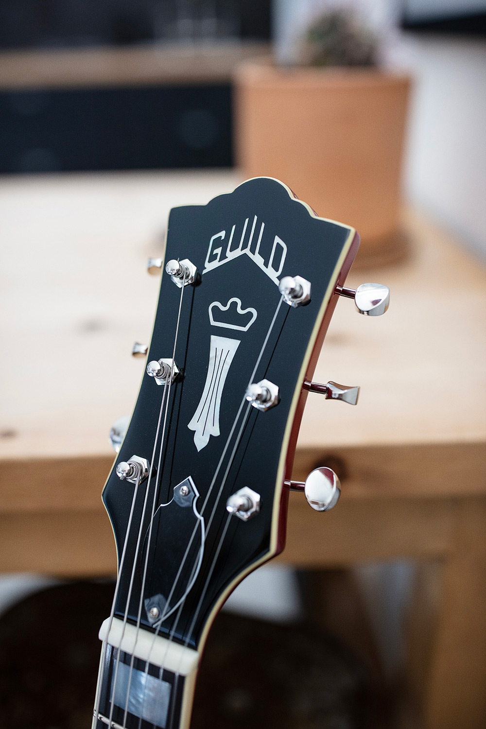 Close up of X-350 Stratford guitar head with Guild Peak logo