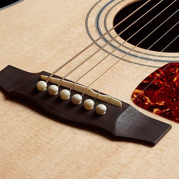 Close-up D-50 Standard Natural bridge thumb