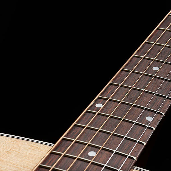 Close-up D-50 Standard Natural neck thumb
